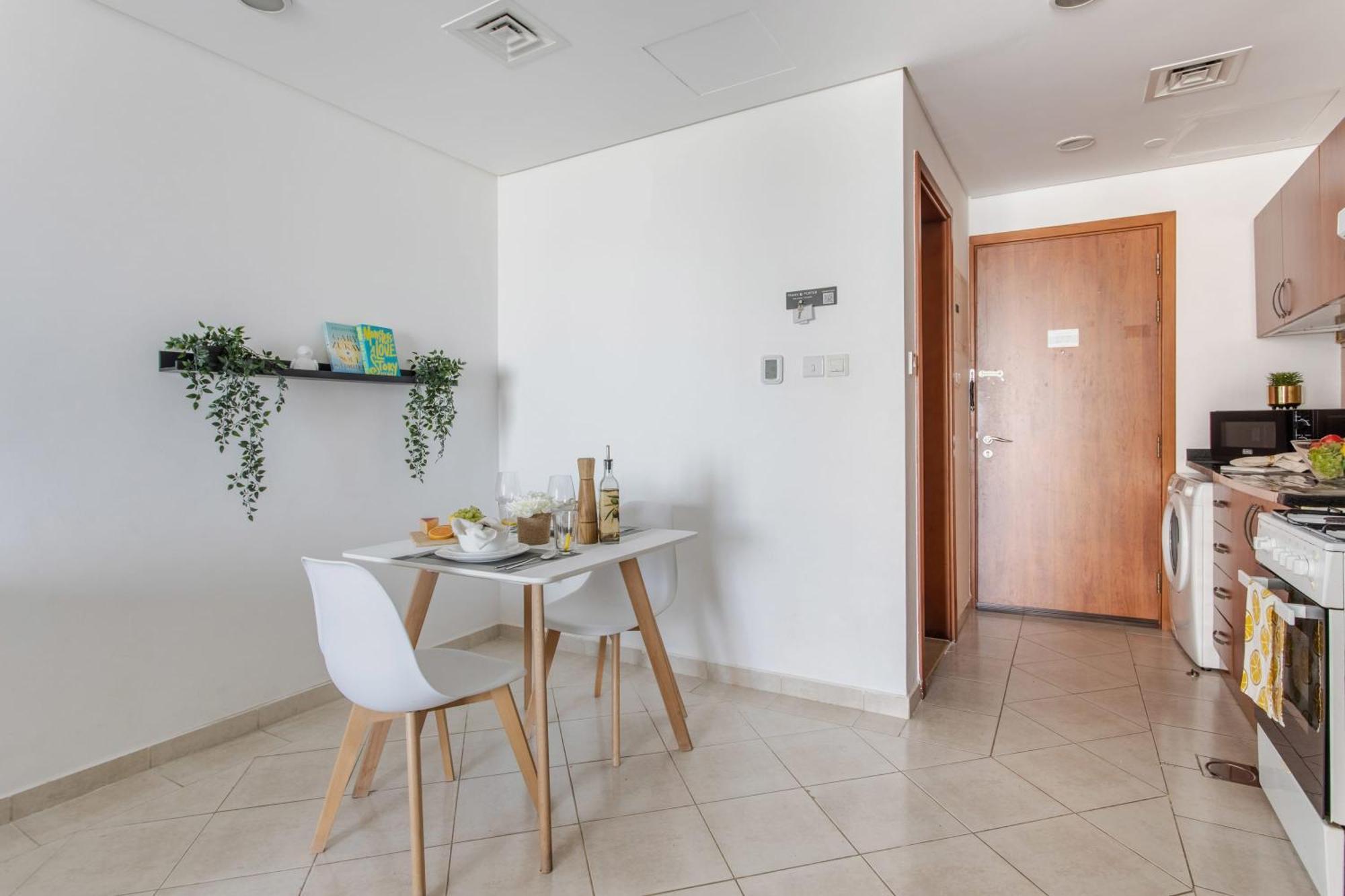 Frank Porter - Damac Crescent A Apartment Dubai