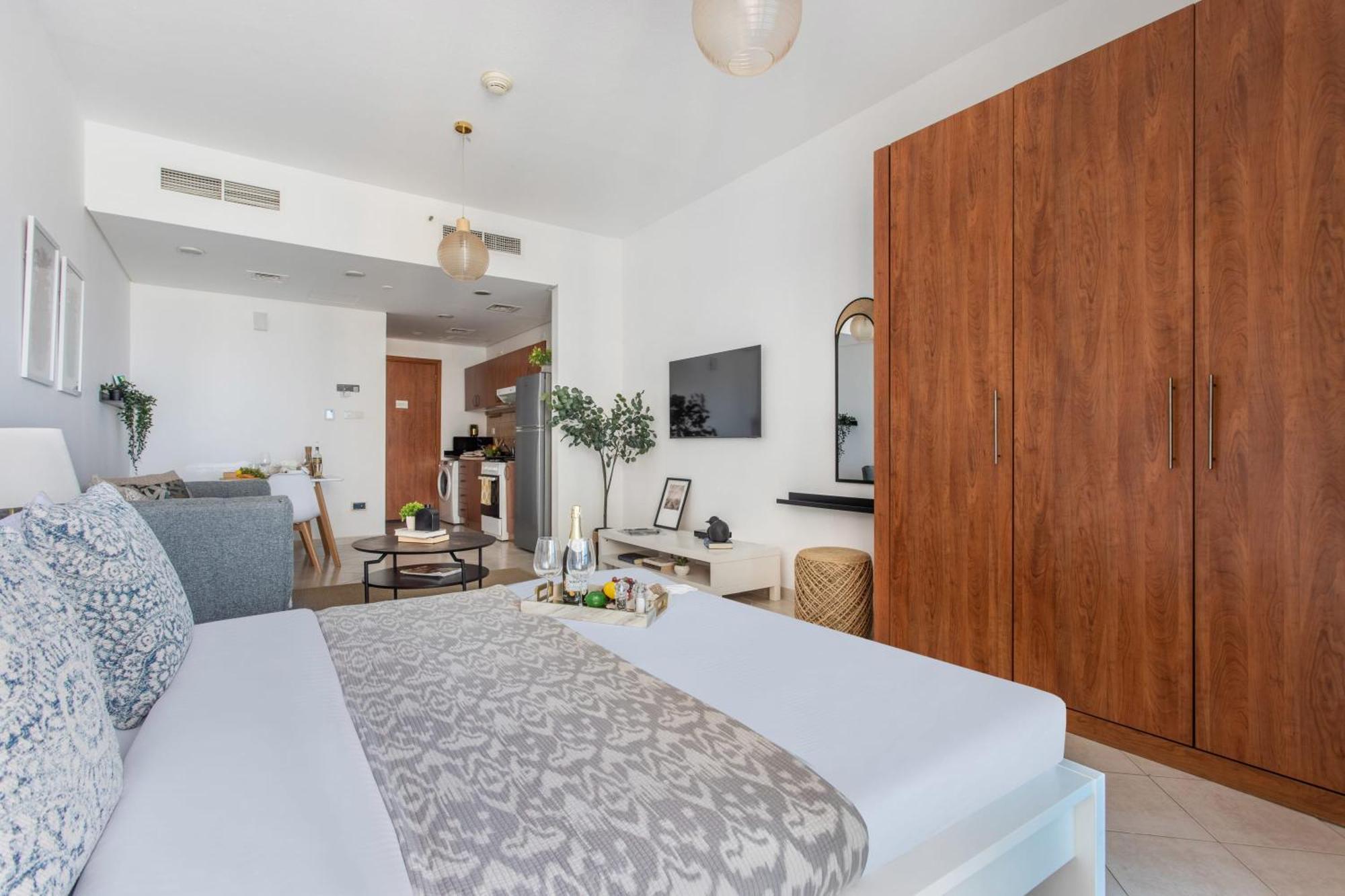 Frank Porter - Damac Crescent A * Dubai