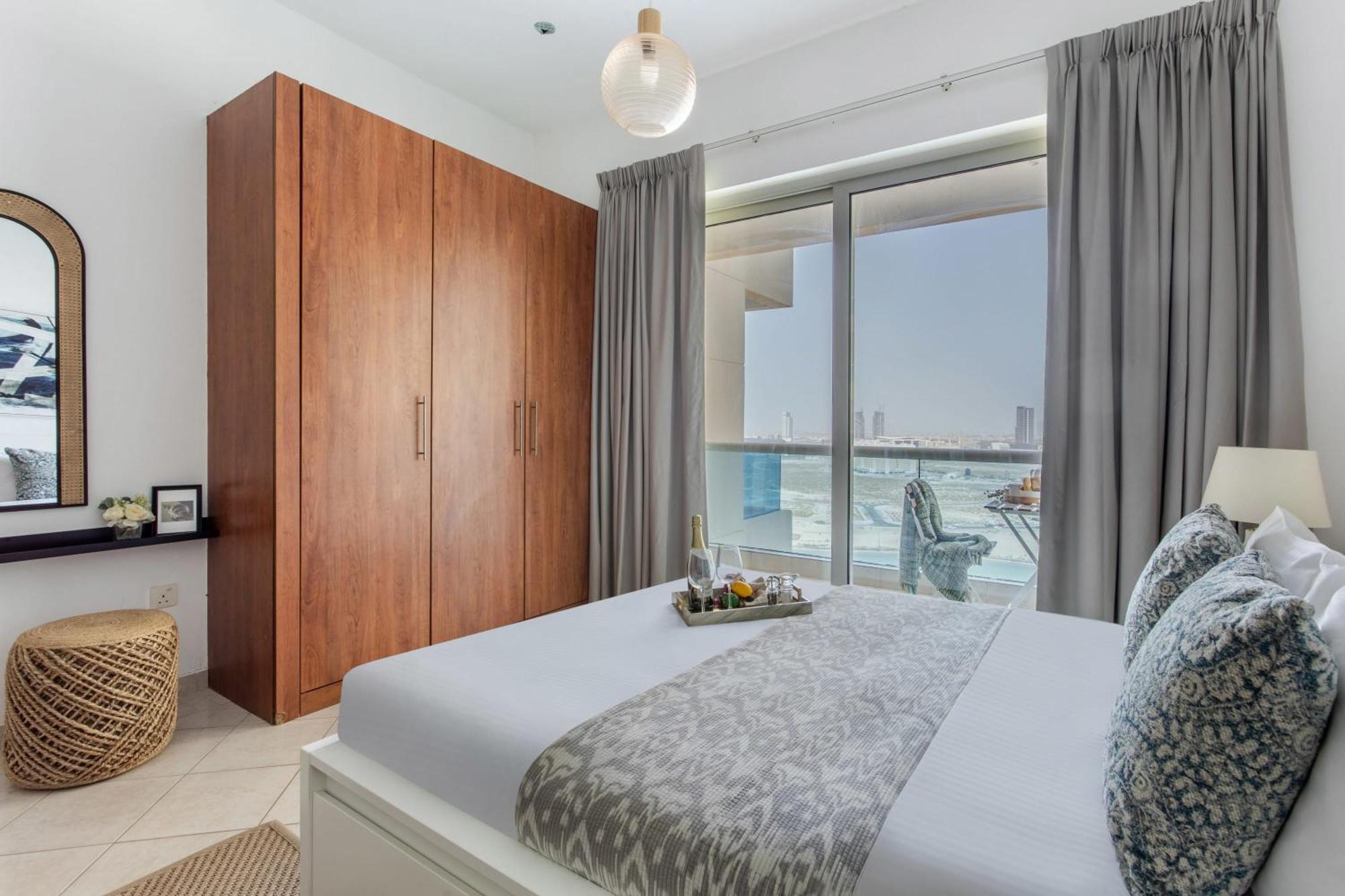Frank Porter - Damac Crescent A Apartment