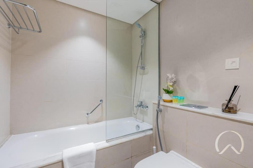 Oraya - Upgraded 2br In Prive Maison, Canal View Apartment