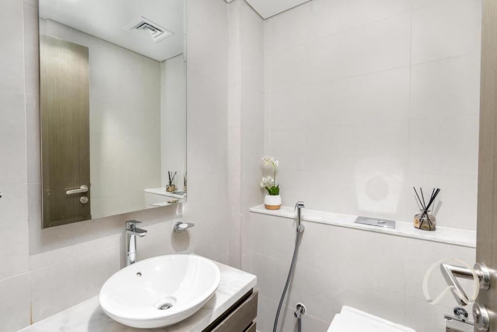 Oraya - Upgraded 2br In Prive Maison, Canal View Apartment *