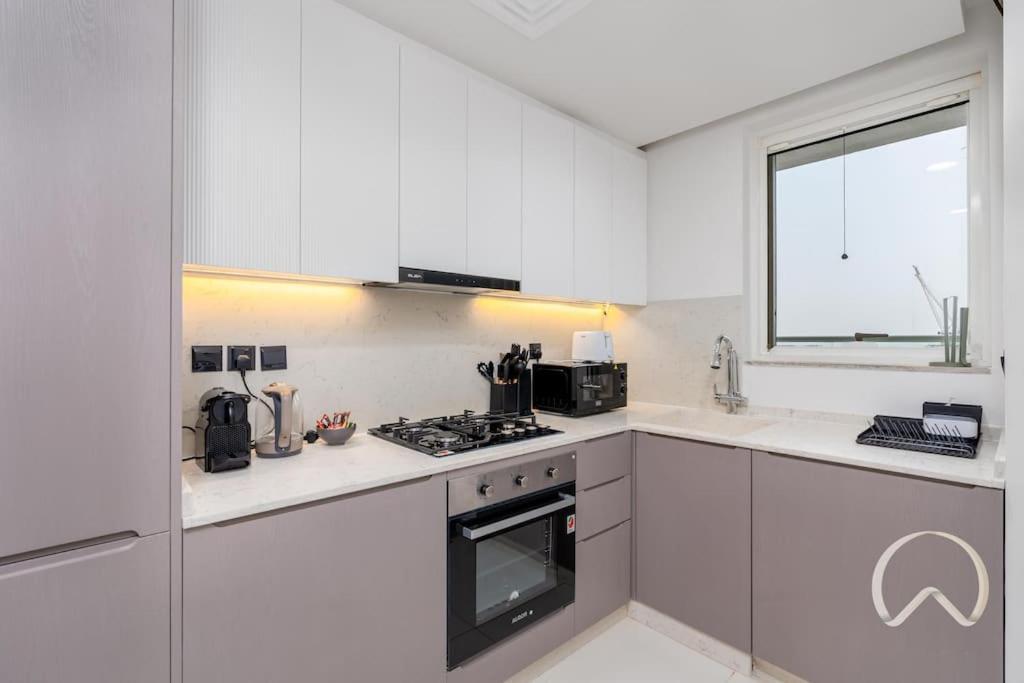 Oraya - Upgraded 2br In Prive Maison, Canal View