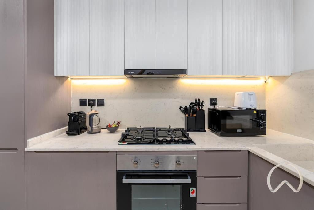 Oraya - Upgraded 2br In Prive Maison, Canal View Apartment