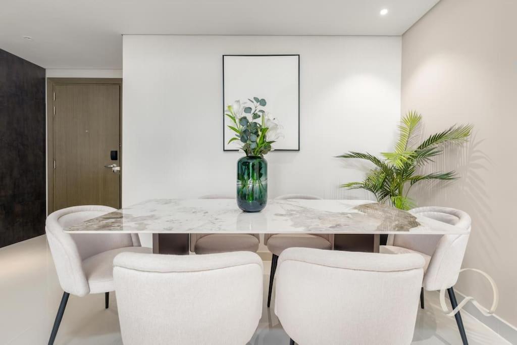 Oraya - Upgraded 2br In Prive Maison, Canal View Apartment *