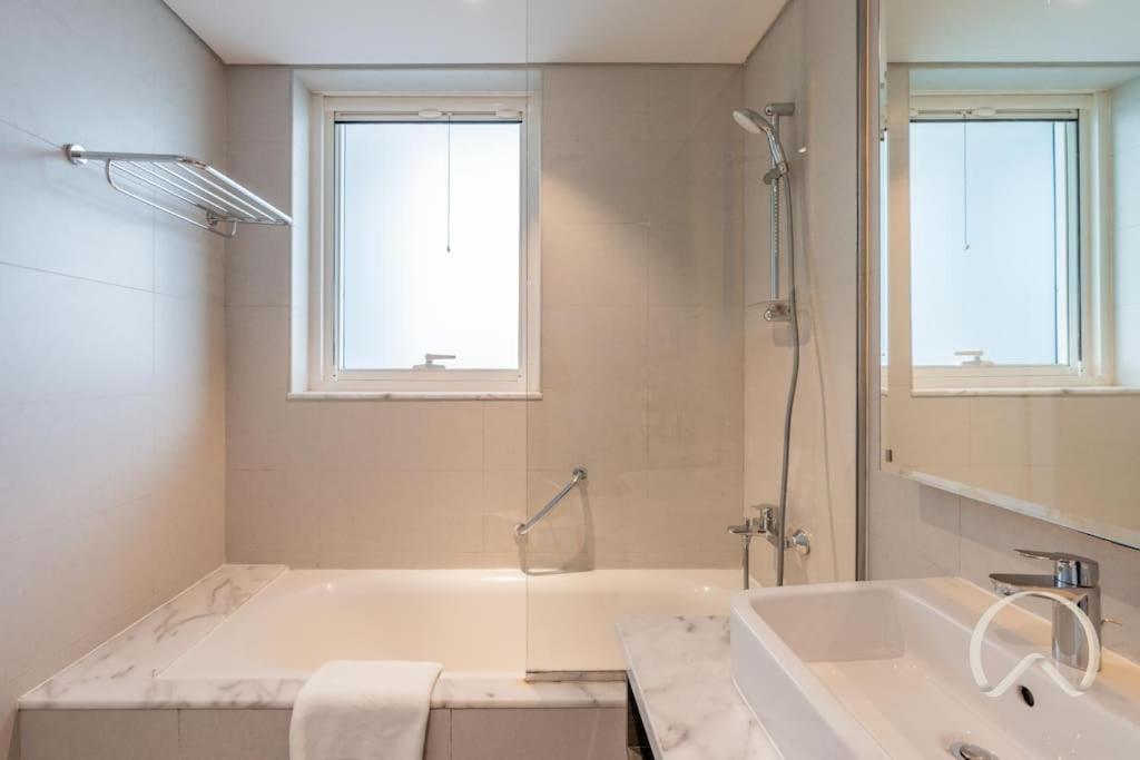 Oraya - Upgraded 2br In Prive Maison, Canal View Apartment