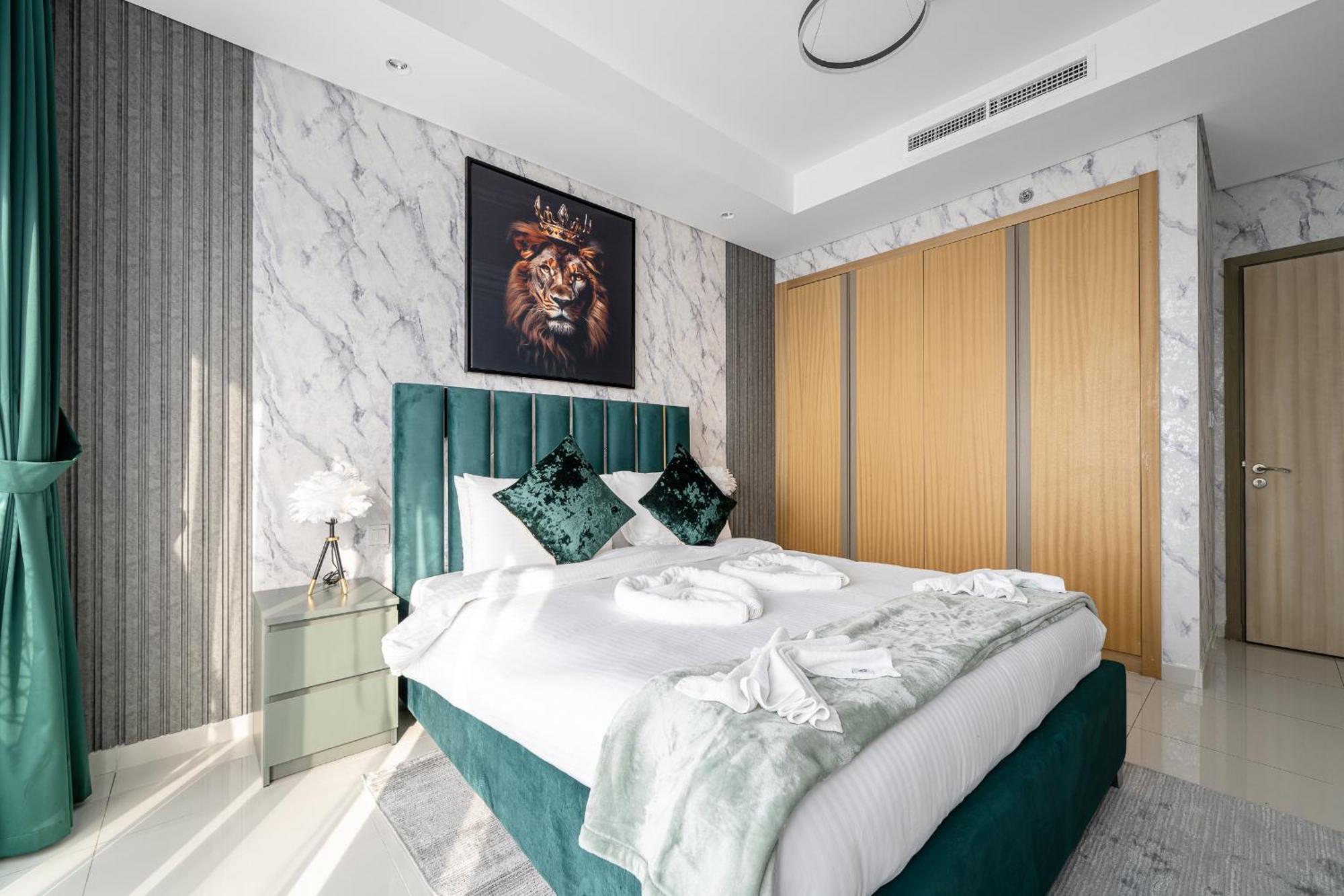 Apartment Sky-high Oasis Burj Khalifa Views, Rooftop Infinity Pool, 3br In Paramount Midtown