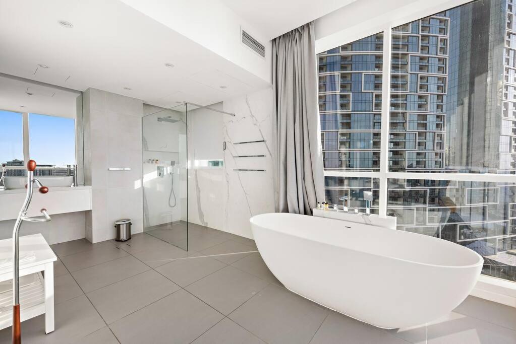 First Class 2br Vibrant Waterfront District * Dubai