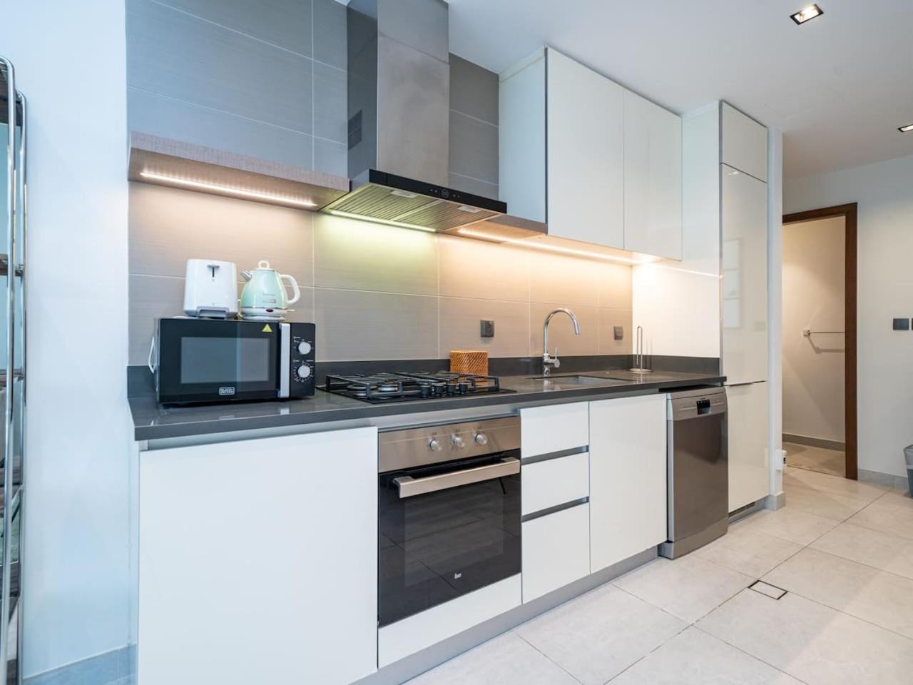 Stunning 1 Bed With Infinity Pool - Marina Apartment *