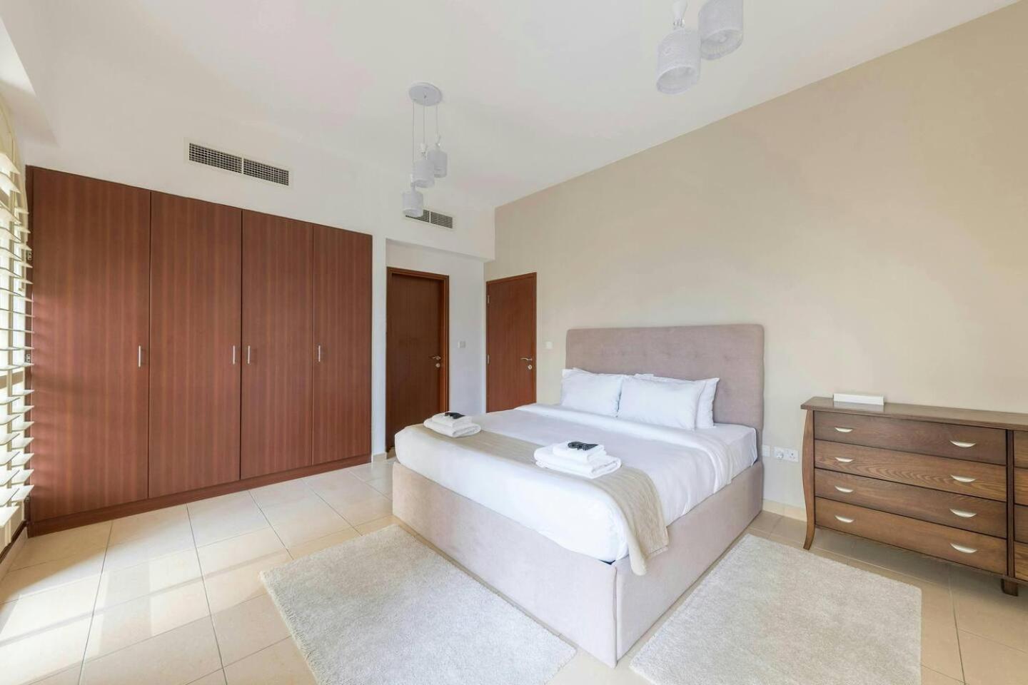 Spacious 2-bedroom Getaway In Jbr, Prime Location Apartment *