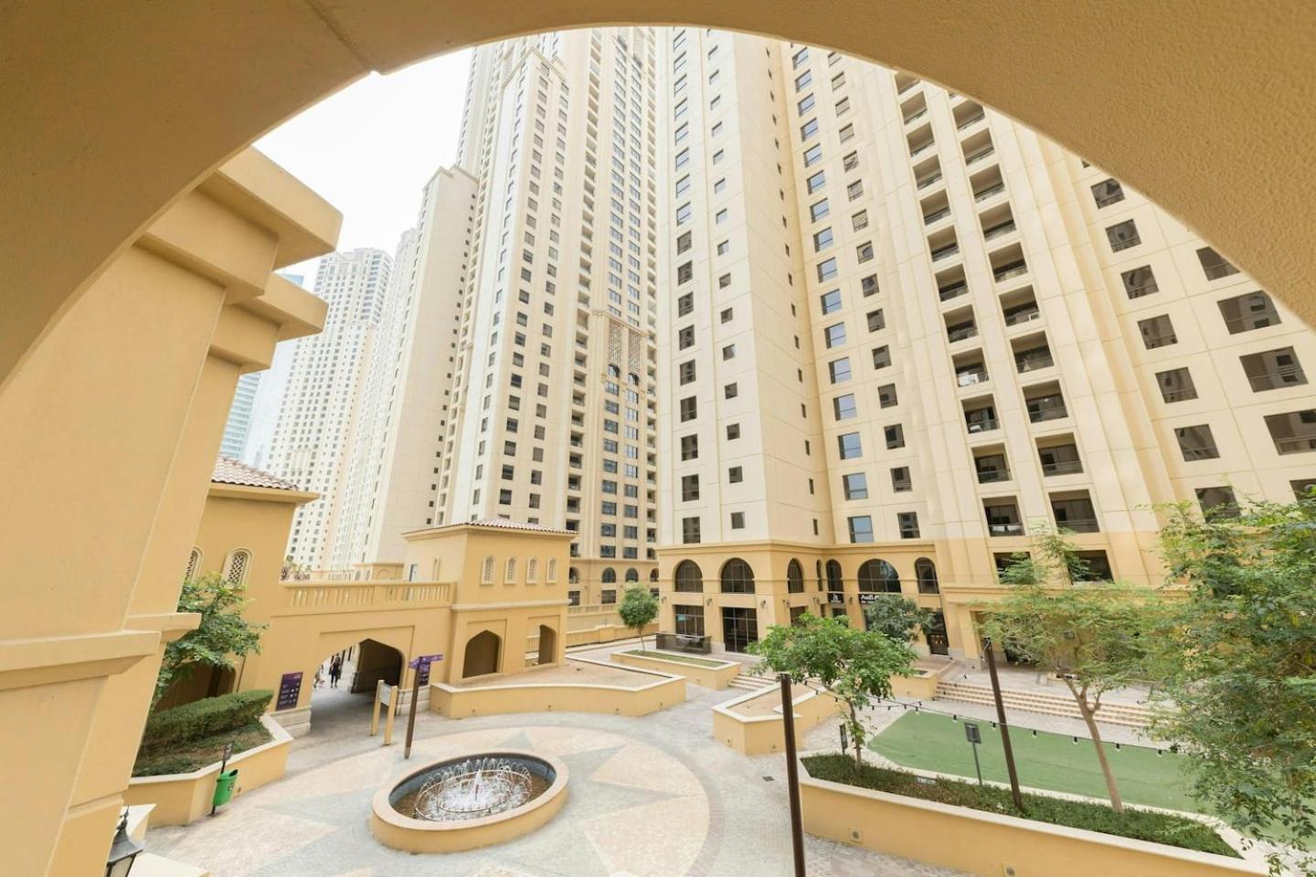 Apartment Spacious 2-bedroom Getaway In Jbr, Prime Location Dubai