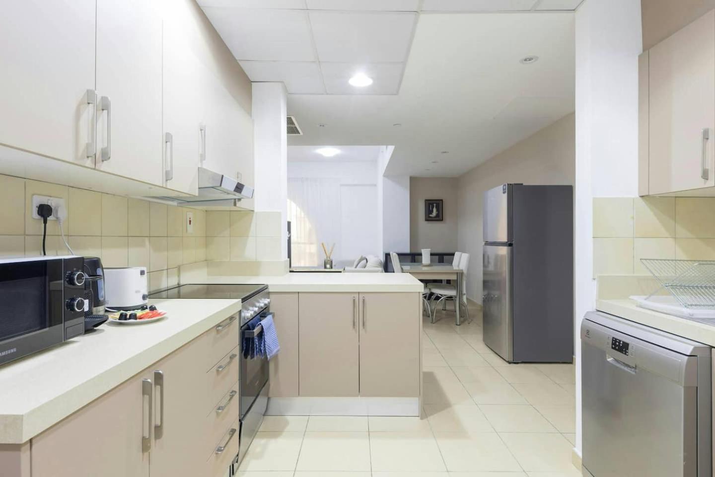 Spacious 2-bedroom Getaway In Jbr, Prime Location *