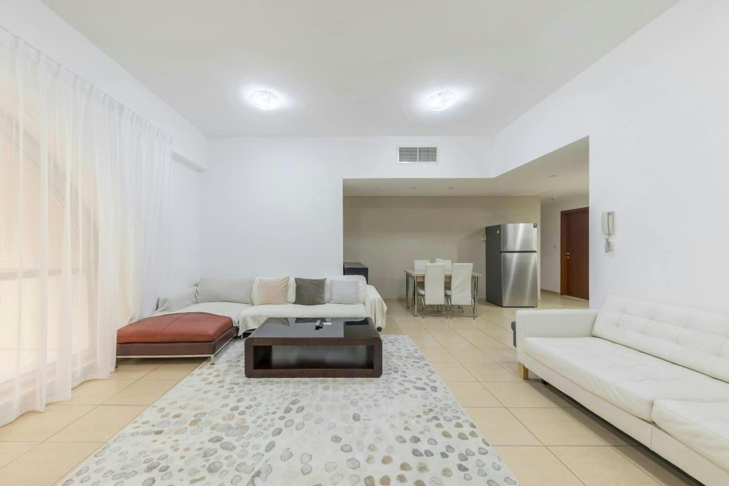 Spacious 2-bedroom Getaway In Jbr, Prime Location Apartment *
