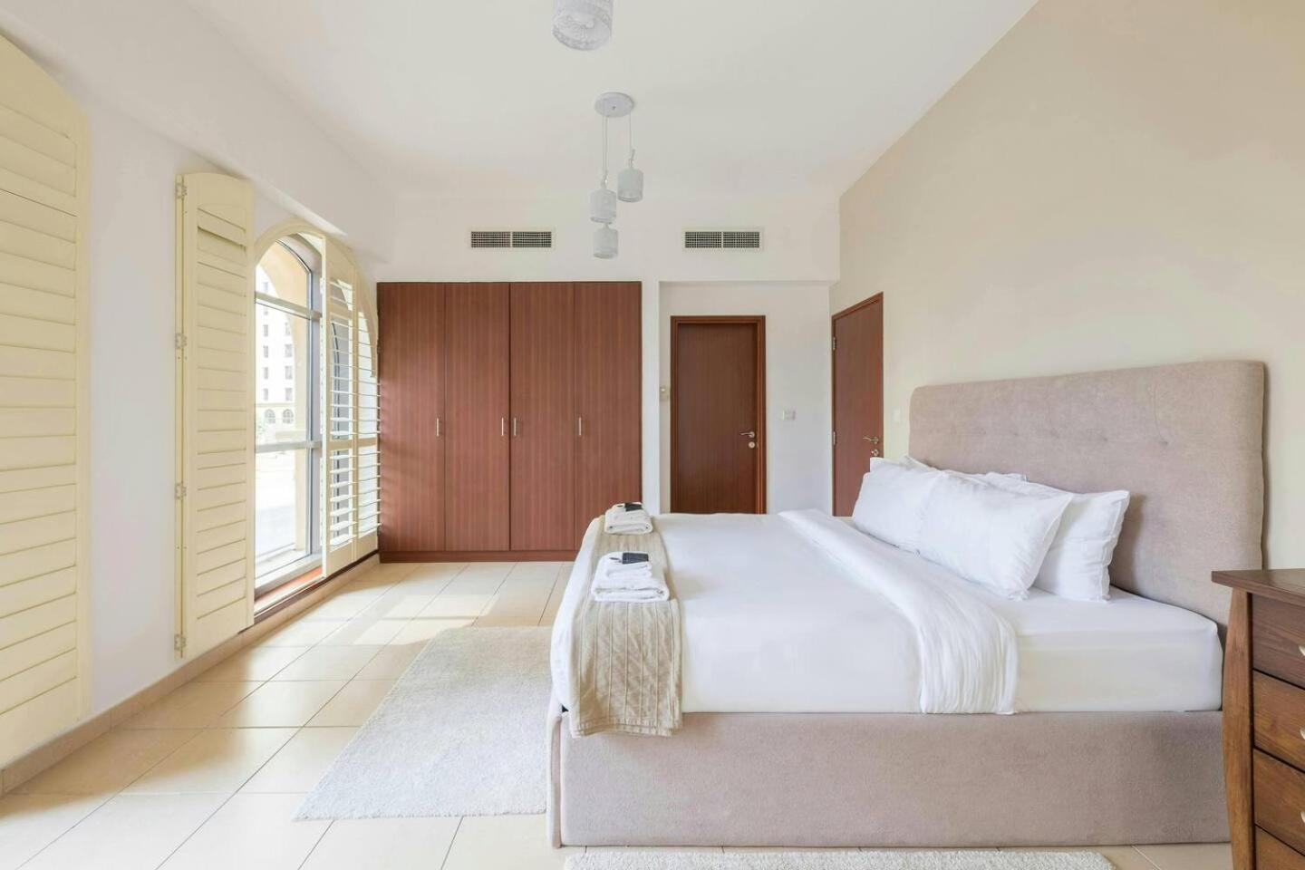 Spacious 2-bedroom Getaway In Jbr, Prime Location *