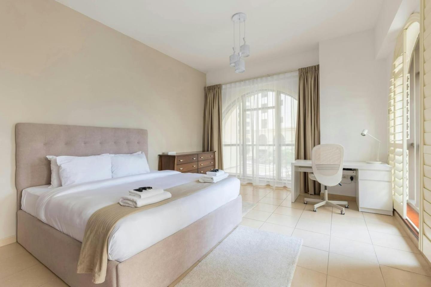 Spacious 2-bedroom Getaway In Jbr, Prime Location *