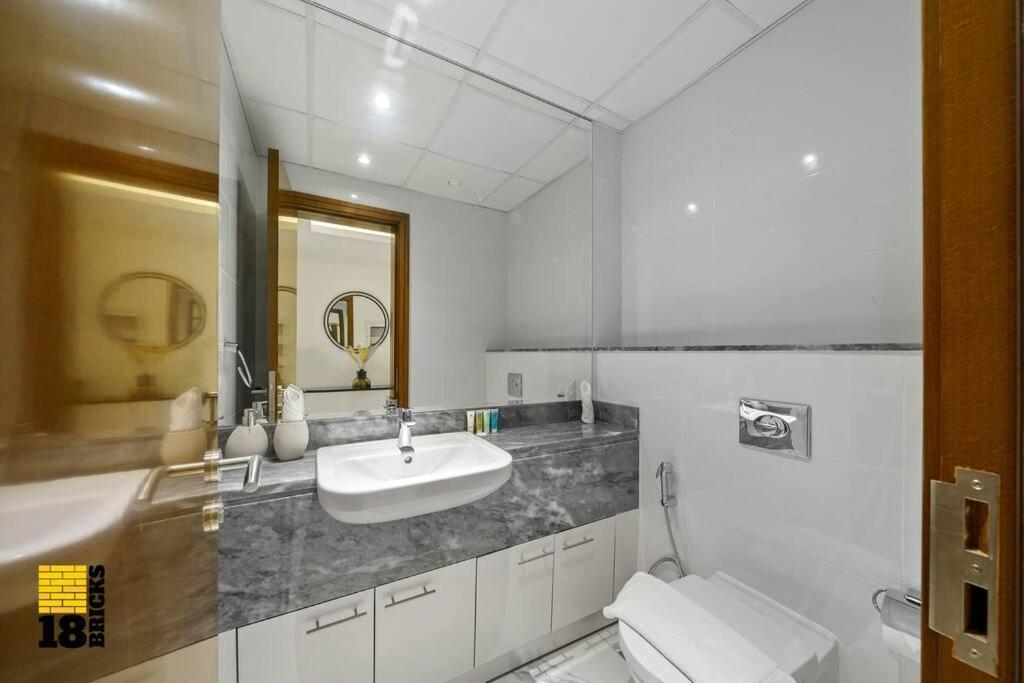 Spacious And Peaceful 1br With Canal Views Apartment *