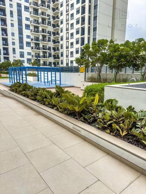 Sleek 2br With Cycling Paths Apartment