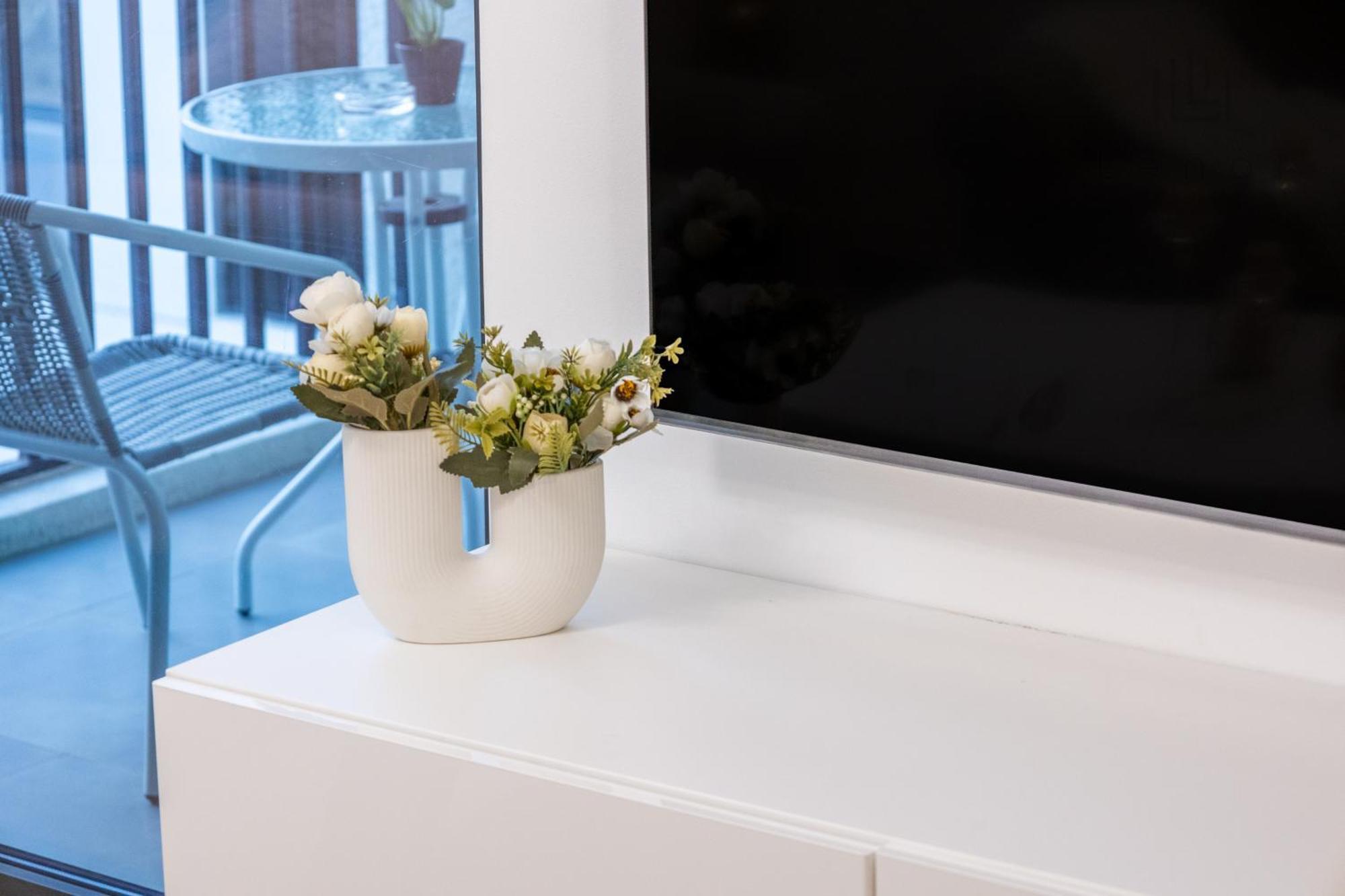 Sleek 2br With Cycling Paths *