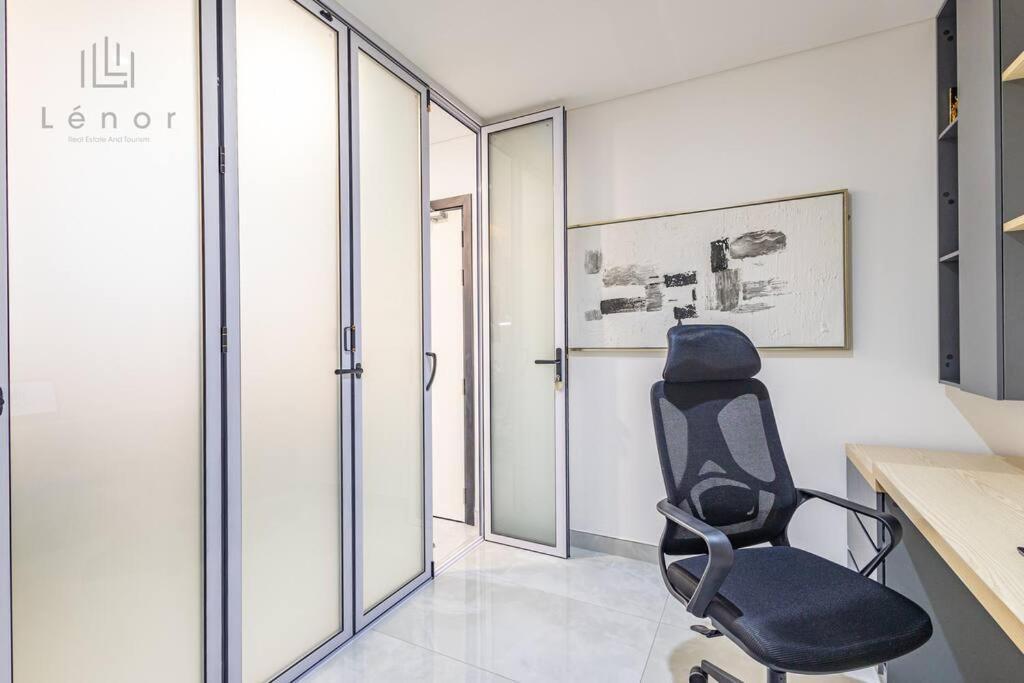 Luxe 2 Bedroom With Private Office Apartment