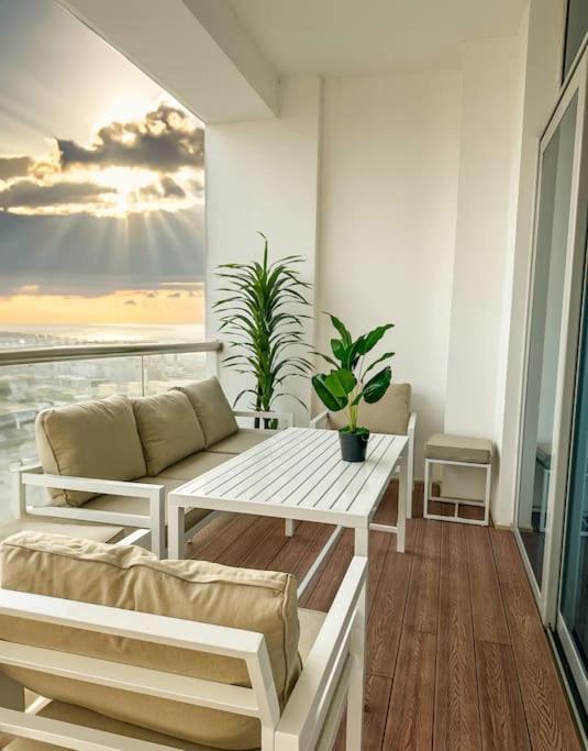 Marina View High Floor Huge In Marina