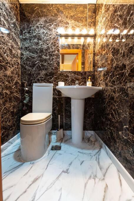 Tuscan Style Marina Luxe 1 Bedroom Sleeps 5, Near