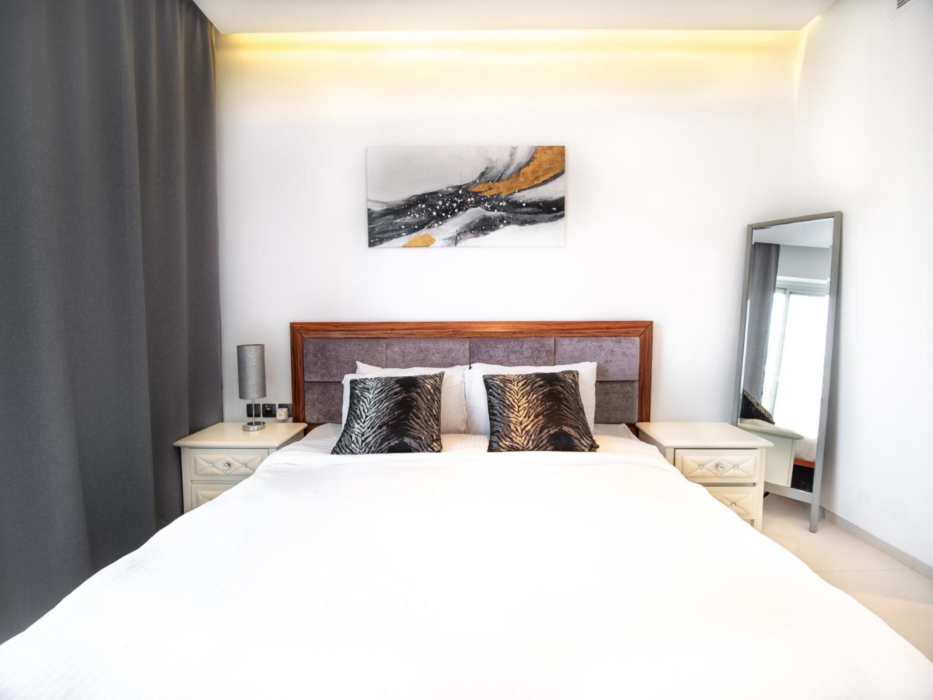 West Avenue 1br Luxury Apartment, Marina