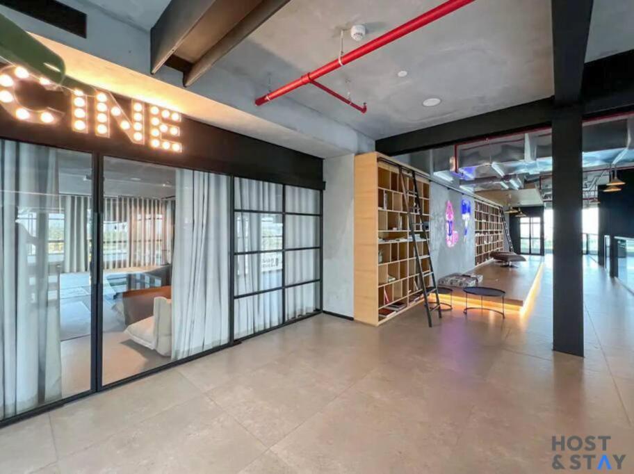 Stunning 1br In Hills