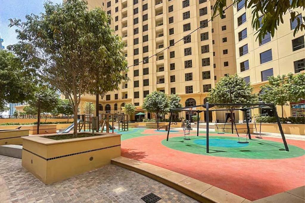 Beautiful 2br In Prime Jbr Location At Shams 1