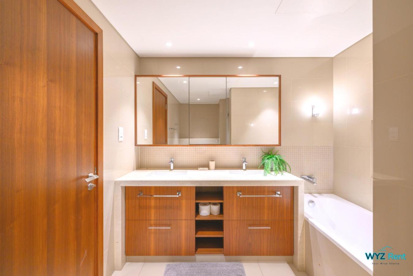 Spectacular 3 & Half Br In Downtown ,burj Khalifa View Apartment *