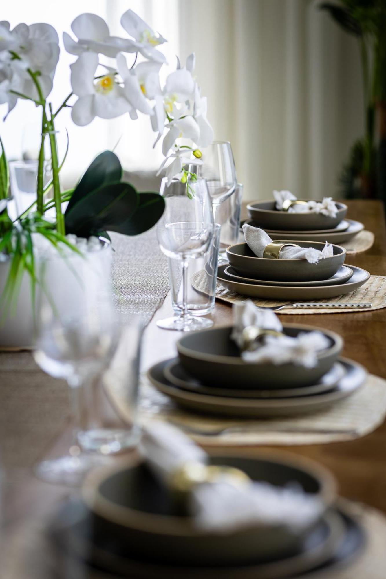 Eden's Homes & - 52-42 Emaar Apartment