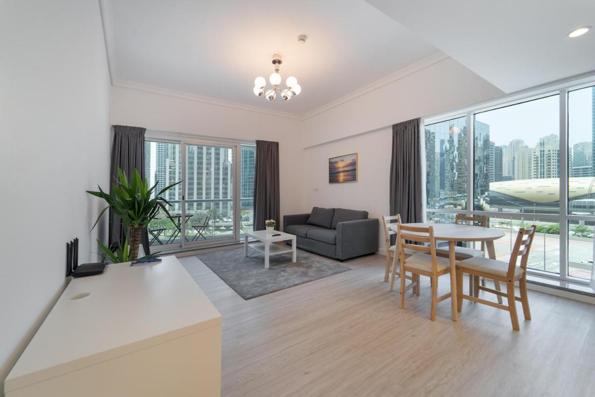 Chic 1 Bed Close To Metro Dubai