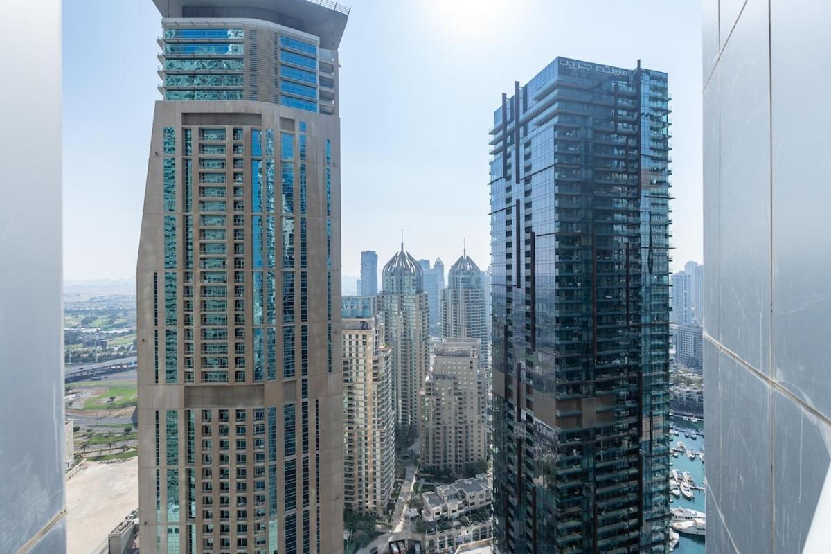 Sleek And Chic 2-bedroom In The Torch, Marina *