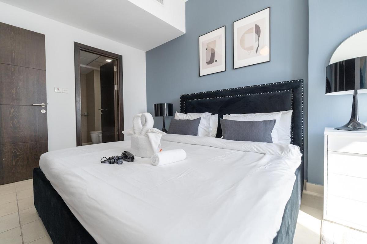 Sleek And Chic 2-bedroom In The Torch, Marina *