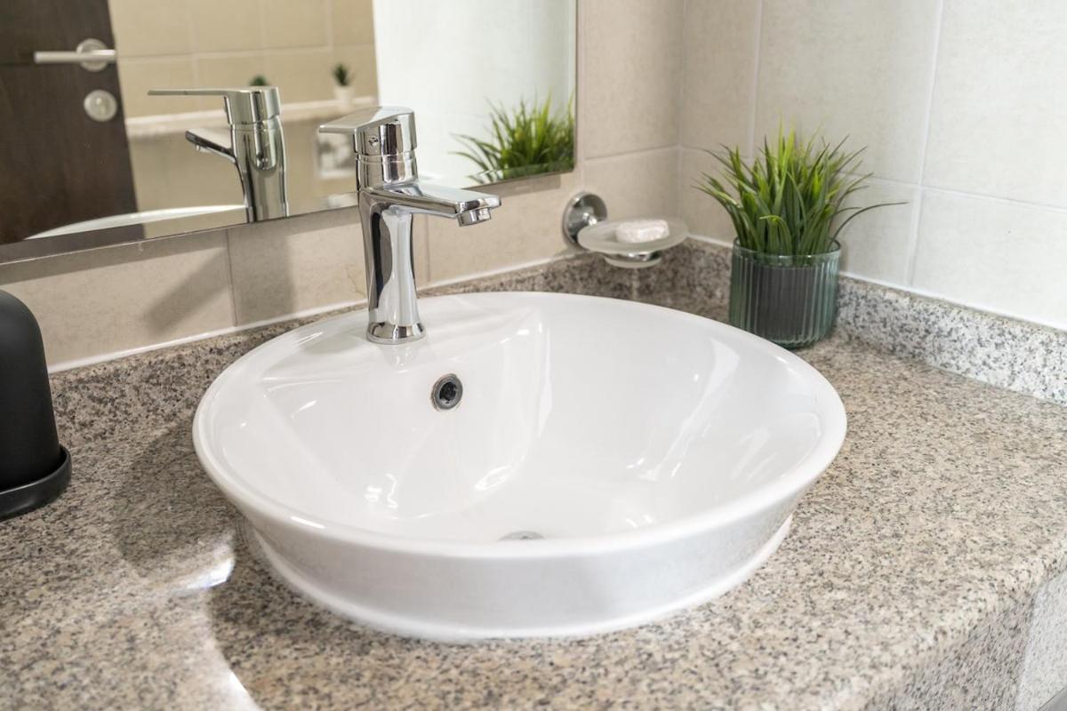 Apartment Sleek And Chic 2-bedroom In The Torch, Marina