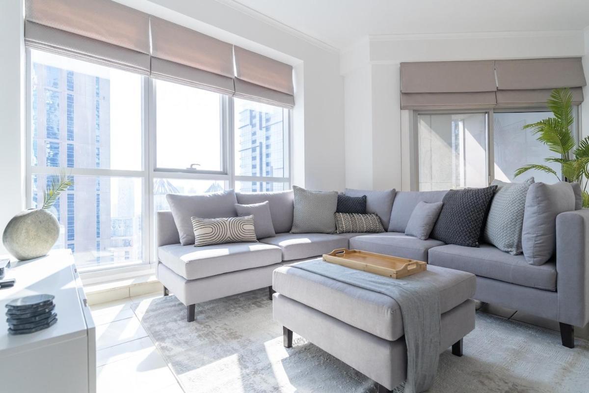Sleek And Chic 2-bedroom In The Torch, Marina *