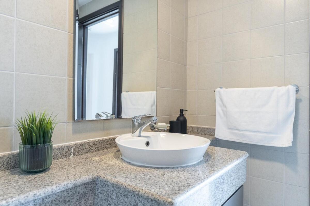 Sleek And Chic 2-bedroom In The Torch, Marina Dubai
