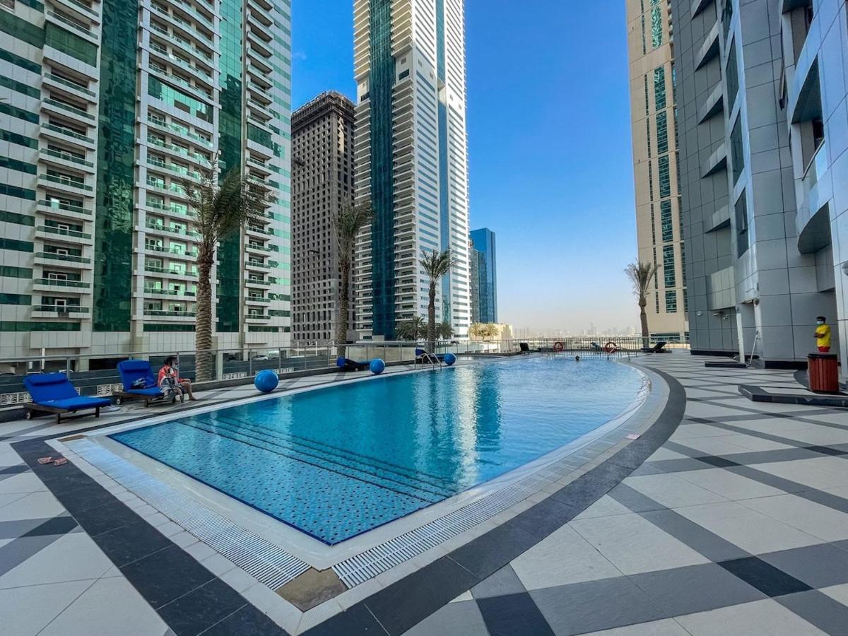 Sleek And Chic 2-bedroom In The Torch, Marina *