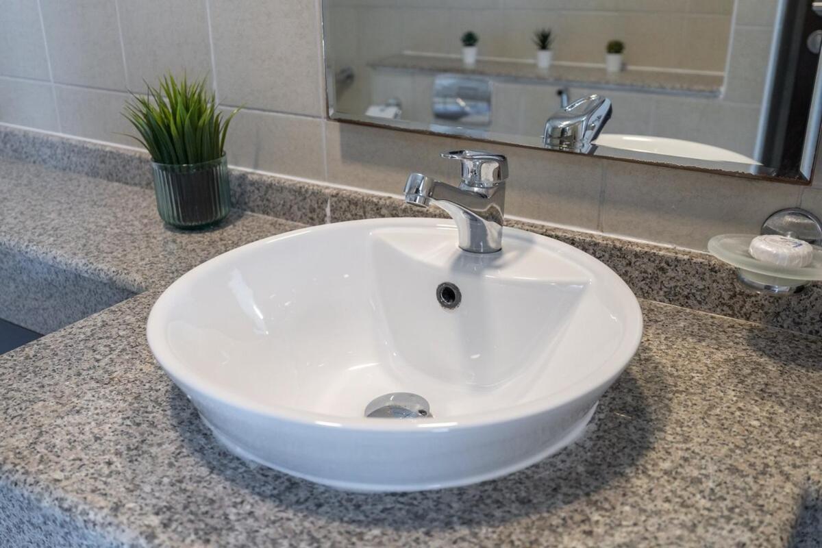 Apartment Sleek And Chic 2-bedroom In The Torch, Marina