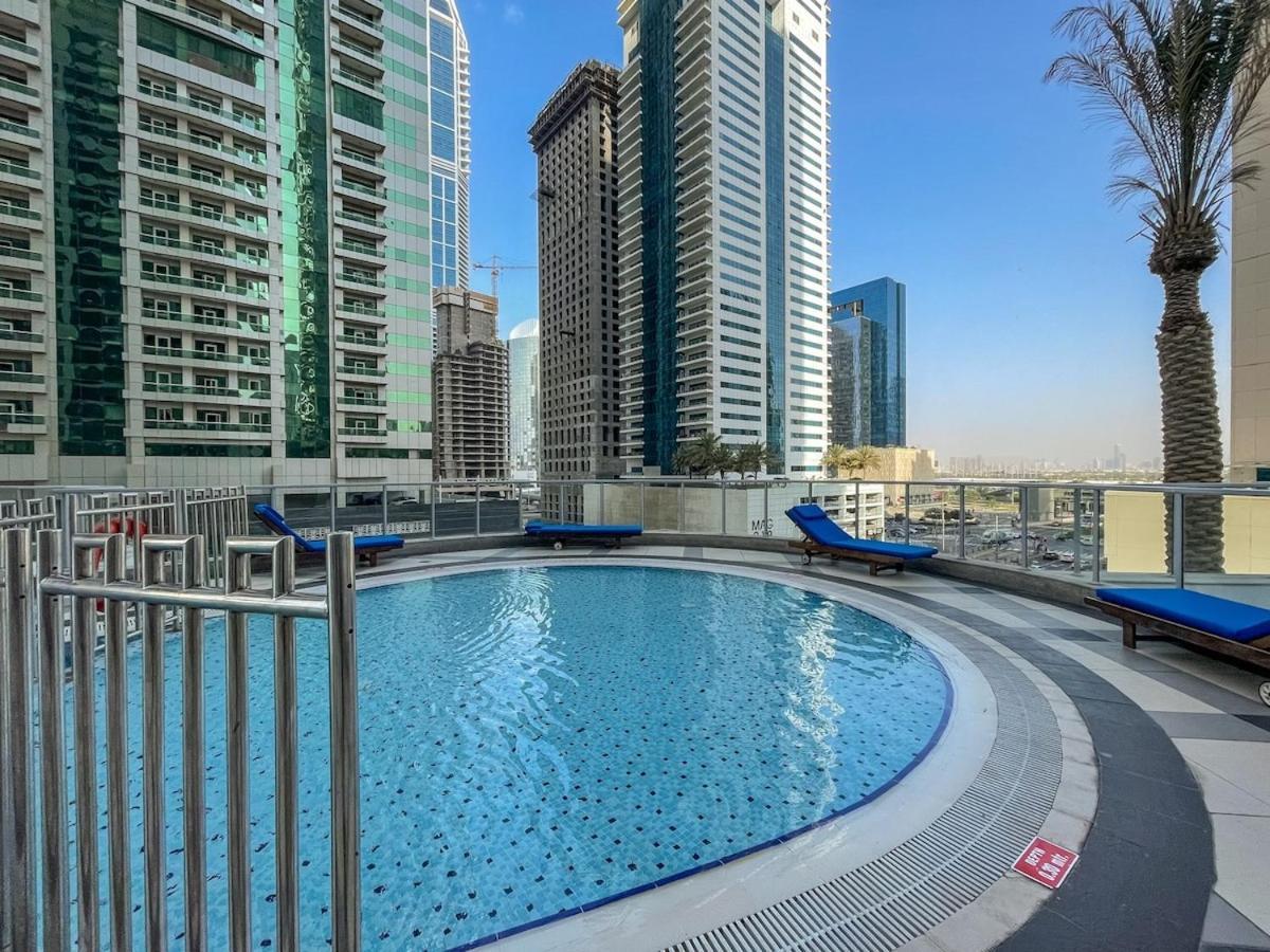 Sleek And Chic 2-bedroom In The Torch, Marina *
