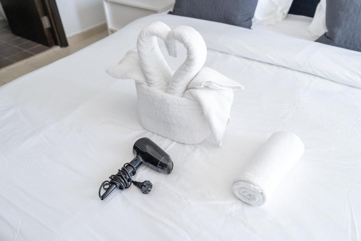 Sleek And Chic 2-bedroom In The Torch, Marina * Dubai