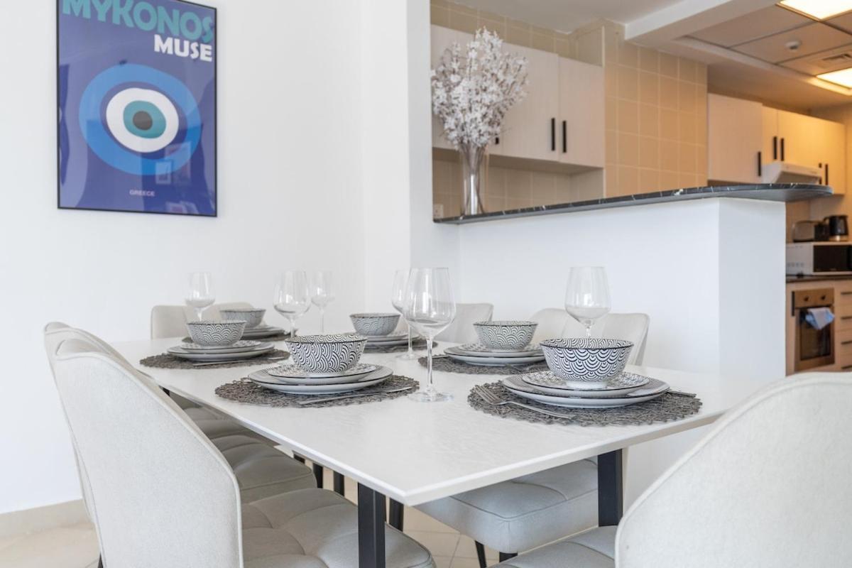 Apartment Sleek And Chic 2-bedroom In The Torch, Marina