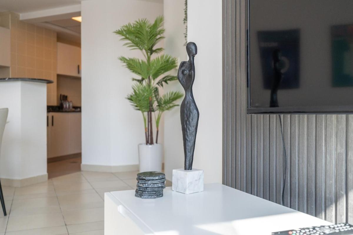 Sleek And Chic 2-bedroom In The Torch, Marina