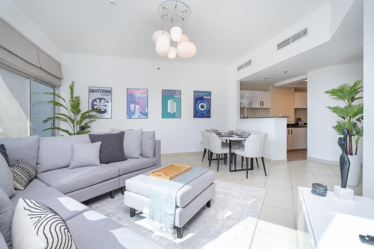 Sleek And Chic 2-bedroom In The Torch, Marina *