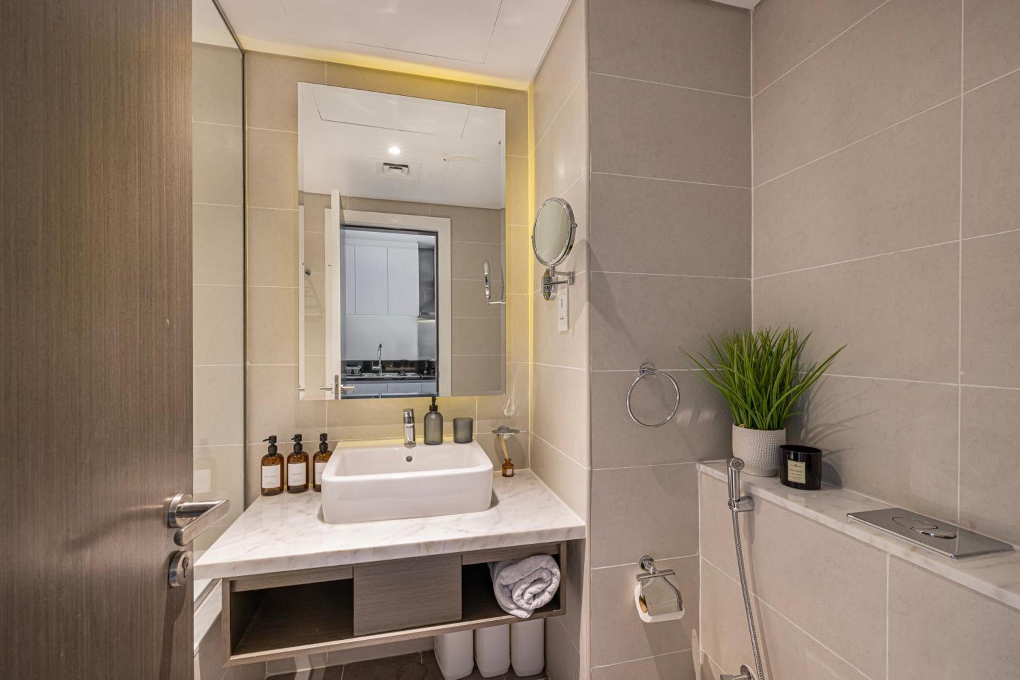Apartment Livin' Holidays - Luxury With Bay View