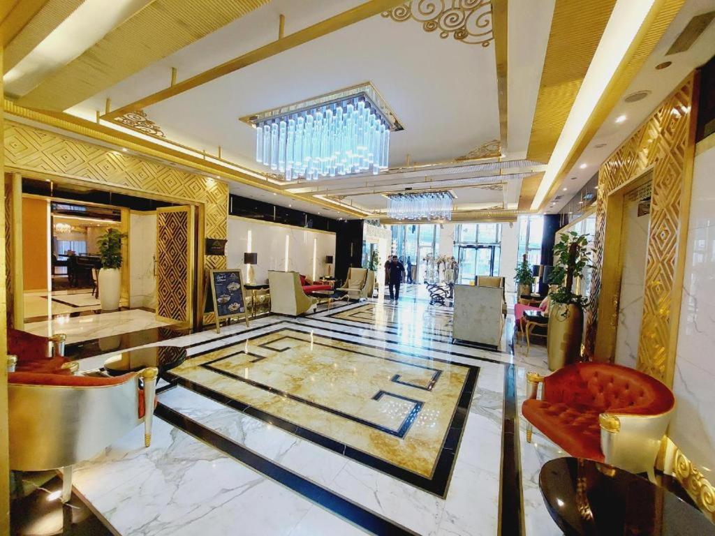 Apartment 2 Minute Walk To Mall - 3 Bedroom Burj Khalifa View With Pool And Dubai