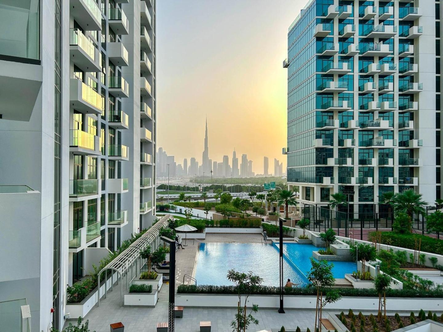 Life - Full Burj Khalifa View * Dubai