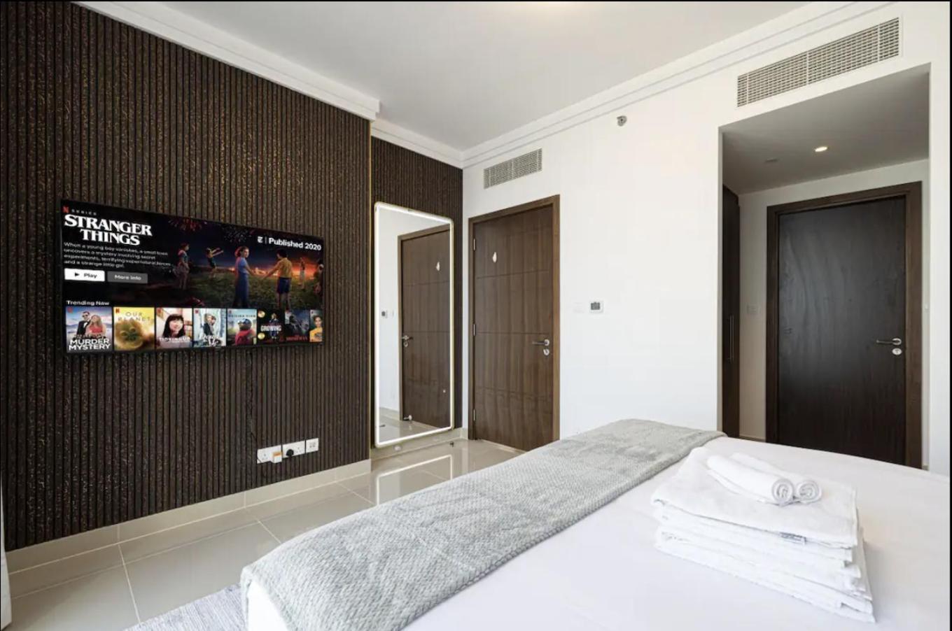 Burj View Infinity Pool - Mall Connection Apartment Dubai
