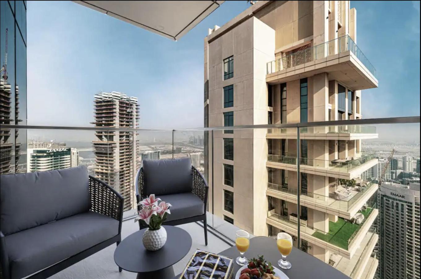 Burj View Infinity Pool - Mall Connection Apartment *