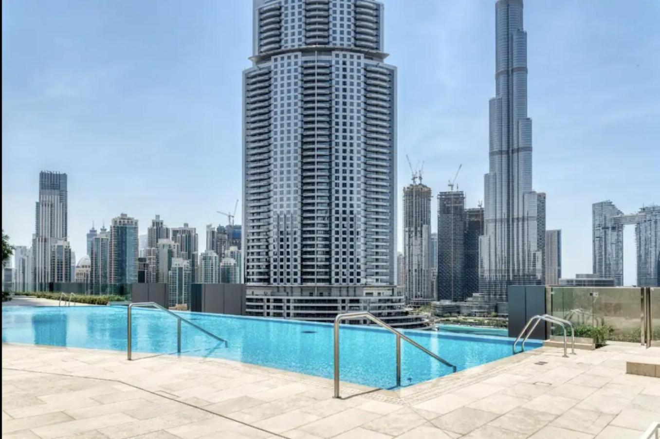 Burj View Infinity Pool - Mall Connection Apartment