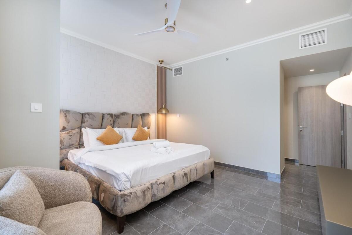 Incredible 3-bed With Marina Views! *