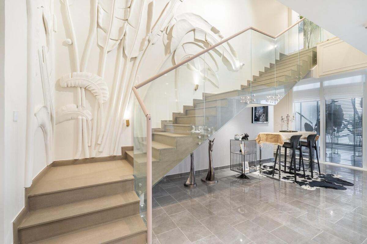 Apartment Incredible 3-bed With Marina Views! Dubai